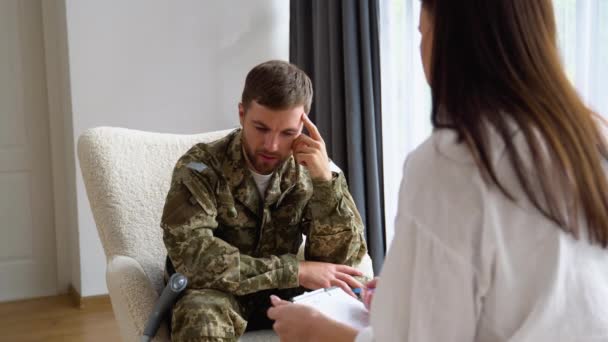 Soldado Deprimido Veterano Guerra Hablando Problemas Durante Terapia Psicólogo Haciendo — Vídeo de stock