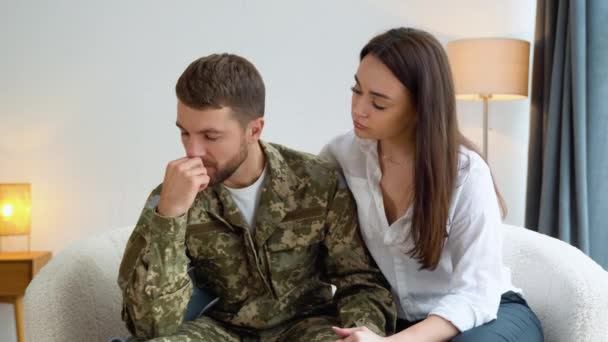 Przygnębiony Żołnierz Rozmawiający Terapeutą Podczas Gdy Oni Siedzą Sofie Podczas — Wideo stockowe