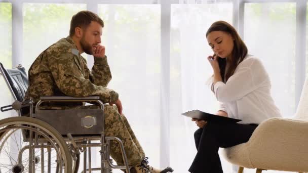 Soldado Cadeira Rodas Terapeuta Conversa Reabilitação Apoio Para Trauma Guerra — Vídeo de Stock