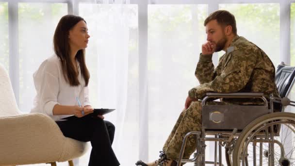 Στρατιώτης Αναπηρική Καρέκλα Επίσκεψη Ψυχολόγος — Αρχείο Βίντεο