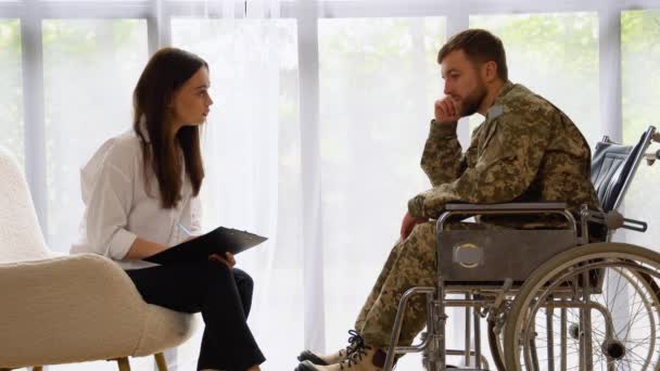 Psycholožka Pracující Vojákem Invalidním Vozíku Kanceláři — Stock video