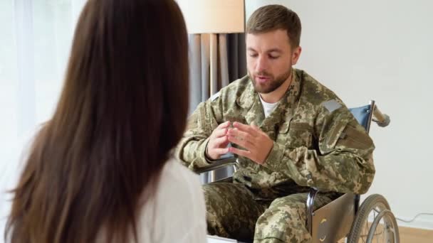 坐在轮椅上的士兵和谈论 康复或支持战争创伤的治疗师 — 图库视频影像