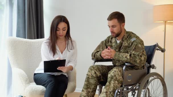 Psikolog Membuat Catatan Selama Sesi Terapi Dengan Tentara Pria Yang — Stok Video