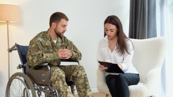 沮丧的退伍军人在治疗过程中谈论问题 心理学家做笔记 — 图库视频影像