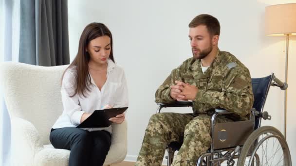 Deprese Chlap Maskování Uniforma Voják Invalidním Vozíku Návštěvě Psycholog — Stock video