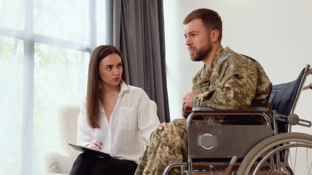 与坐在轮椅上的士兵一起工作的女心理学家 — 图库视频影像