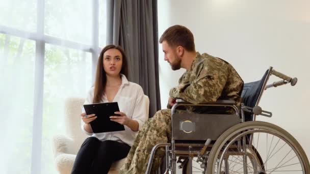 Soldado Paralisado Deprimido Cadeira Rodas Visitando Psicóloga Feminina — Vídeo de Stock