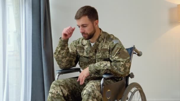 Junger Soldat Rollstuhl Hause Rückansicht — Stockvideo