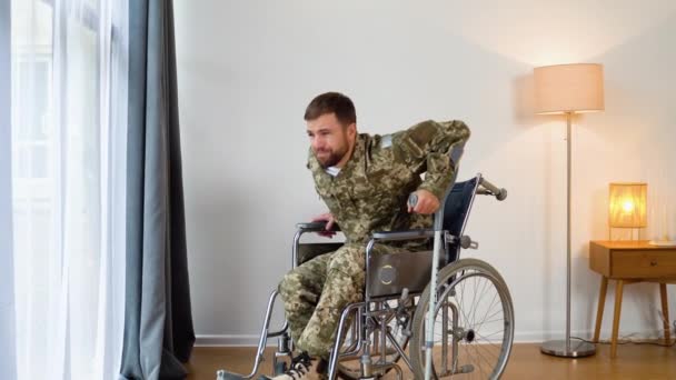 幸せな兵士は車椅子から立ち上がり 回復に喜んでいる リハビリテーションのコンセプト — ストック動画