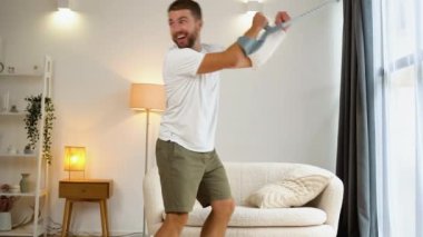 Kırık eli, ayağı ve koltuk değneği olan biri kayak yaparken tasvir eder.