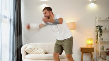 Kırık eli, ayağı ve koltuk değneği olan biri kayak yaparken tasvir eder.