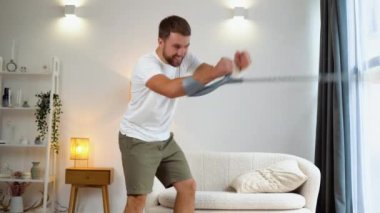 Kırık eli, ayağı ve koltuk değneği olan biri kayak yaparken tasvir eder.