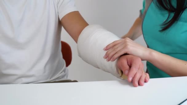 女医生包扎男性患者骨折手的特写 — 图库视频影像