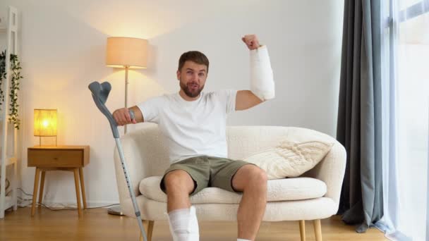Homem Com Uma Mão Quebrada Muleta Mostra Bíceps Sonhando Retornar — Vídeo de Stock