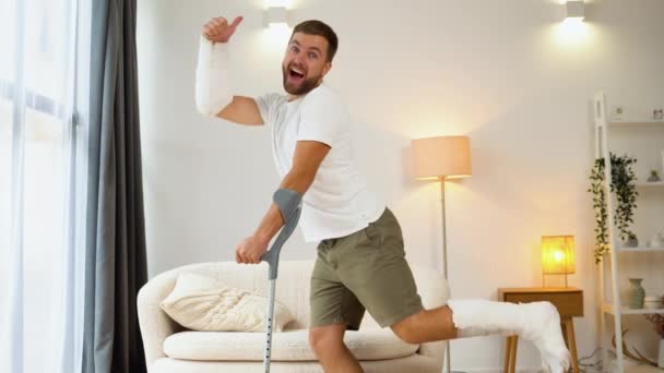 Bărbat Mână Ruptă Picior Băț Mers Jos Distrează Într Cameră — Videoclip de stoc