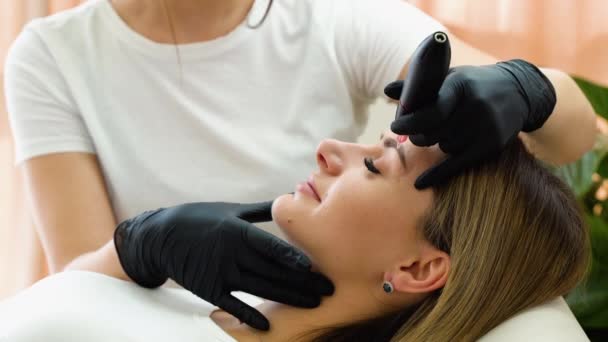 Mulher Jovem Durante Procedimento Maquiagem Permanente Sobrancelha Salão Beleza Close — Vídeo de Stock