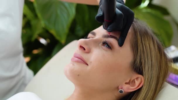 Beautician Hand Doing Eyebrow Permanent Makeup Pretty Woman Face — Vídeo de Stock