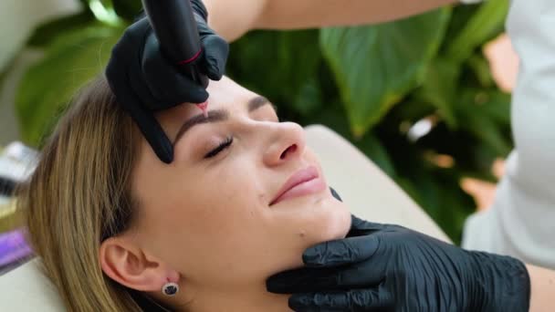 Permanent Makeup Artist Makes Eyebrow Makeup Beauty Salon — Stock Video