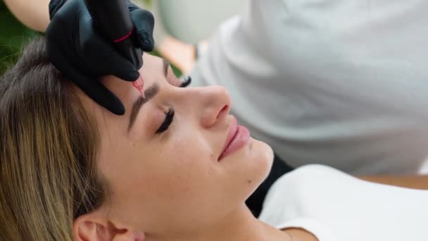 Eyebrow Tattoo Procedure Permanent Makeup Machine — Vídeo de Stock