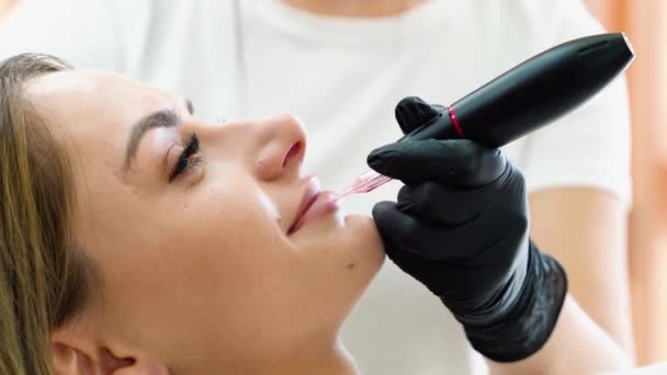 Processo Mulher Aplicando Maquiagem Tatuagem Permanente Nos Lábios Salão Esteticista — Vídeo de Stock