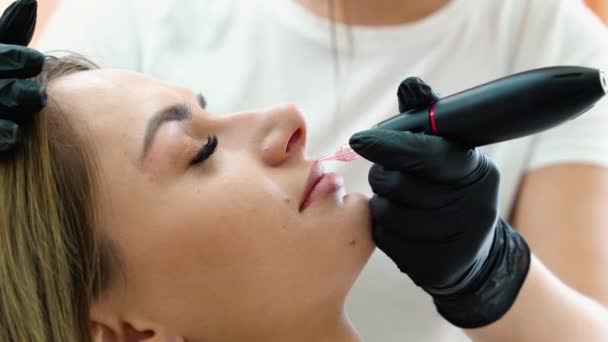 Ung Kvinna Med Permanent Makeup Läppar Kosmetolog Salon — Stockvideo
