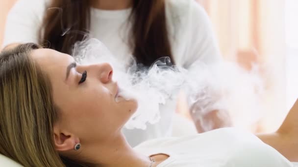 Mujer Exhalando Humo Cigarrillo Electrónico Primer Plano Una Mujer Cuello — Vídeos de Stock