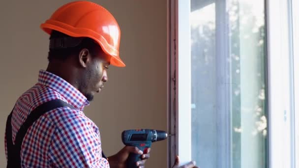 Trabajador Overoles Instalando Ajustando Ventanas Plástico Sala Estar Casa — Vídeos de Stock