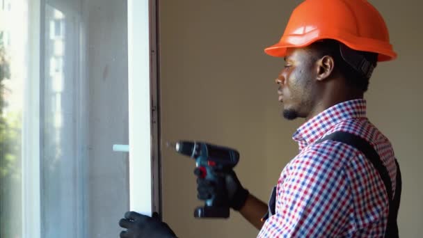 Zwarte Werknemer Installeren Controleren Venster Het Huis — Stockvideo