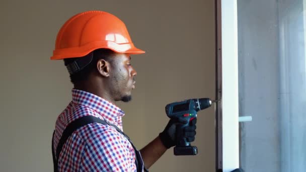 Bauarbeiter Beim Einbau Eines Fensters Haus Handwerker Befestigt Fenster Mit — Stockvideo