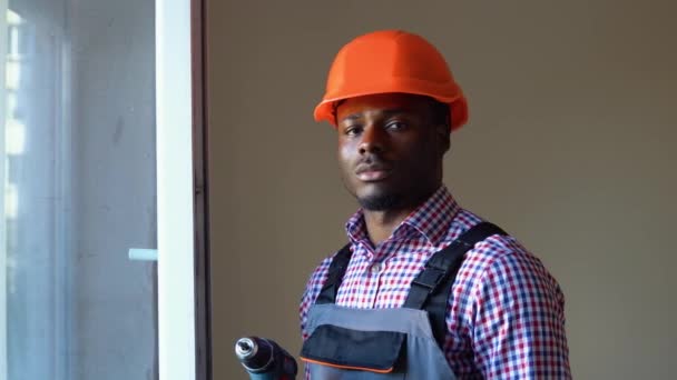 Retrato Del Trabajador Instalación Ventanas Afroamericano — Vídeos de Stock