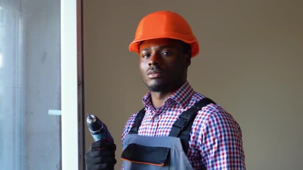 アフリカ系アメリカ人の窓の設置労働者の肖像画 — ストック動画
