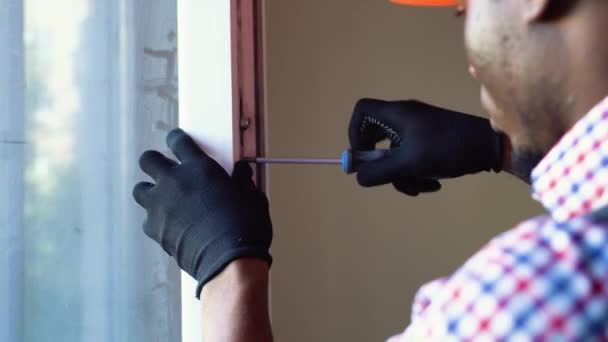 Trabajador Afroamericano Overoles Instalando Ajustando Ventanas Plástico Sala Estar Casa — Vídeo de stock