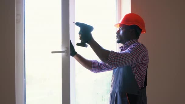 Afrikanischer Bauarbeiter Beim Einbau Eines Fensters Haus Handwerker Befestigt Fenster — Stockvideo