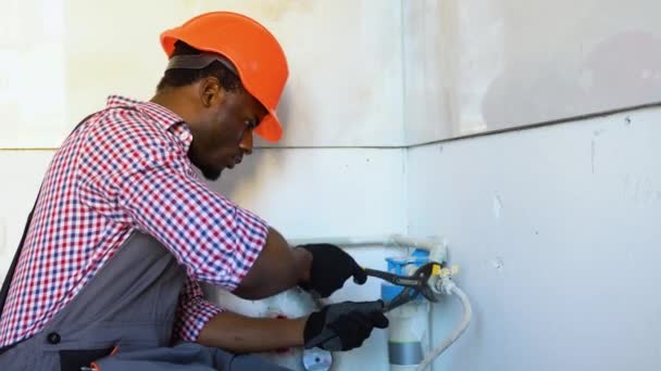 Plombier Noir Installe Changer Filtre Eau Dans Nouvel Appartement — Video