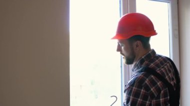 Pencereler kurulurken köpük kullanan Windows yükleme işçisi.