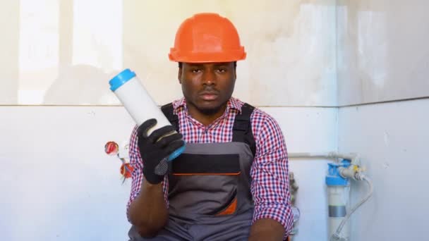 Tukang Ledeng Hitam Dengan Penyaring Air Bersih — Stok Video