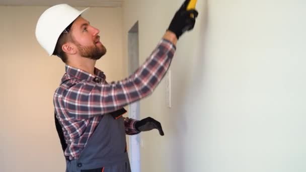 Travailleur Peignant Mur Dans Nouvel Appartement — Video