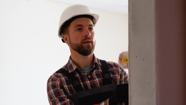 Travailleur Peignant Mur Dans Nouvel Appartement — Video