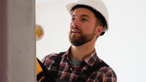 Trabalhador Pintando Uma Parede Com Chapéu Duro Luvas Usando Rolo — Vídeo de Stock