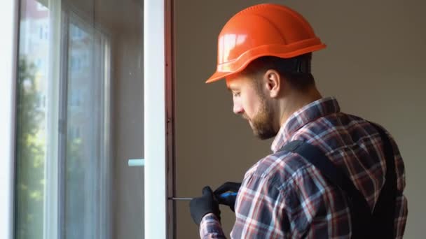 Ouvrier Uniforme Installant Ajustant Les Fenêtres Plastique Dans Salon Maison — Video