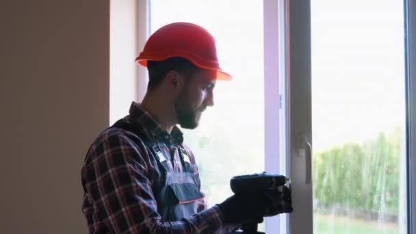 Trabajador Construcción Instala Marco Ventana Habitación — Vídeos de Stock