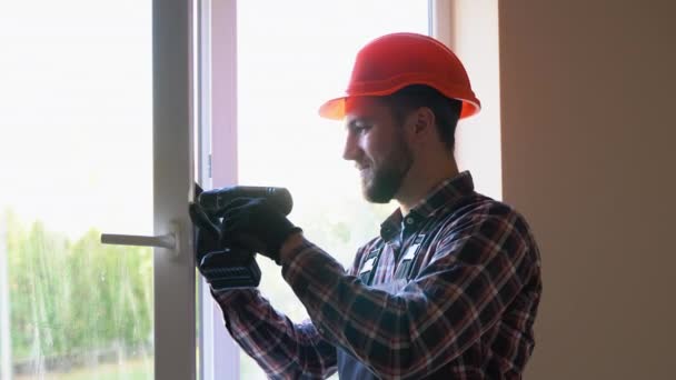 Trabajador Uniforme Instalando Ajustando Ventanas Plástico Sala Estar Casa — Vídeos de Stock