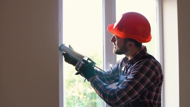 Ezermester Csavarhúzóval Javítja Ablakot Építőipari Munkás Ablakot Telepít Házba — Stock videók