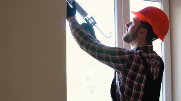 Ablaktelepítő Munkás Habszivacs Használata Ablakok Telepítésekor — Stock videók