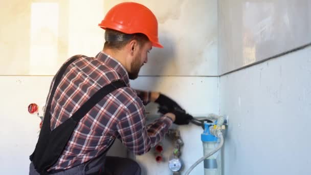 Fontanero Instala Tuberías Filtro Agua Nuevo Apartamento Durante Renovación — Vídeo de stock