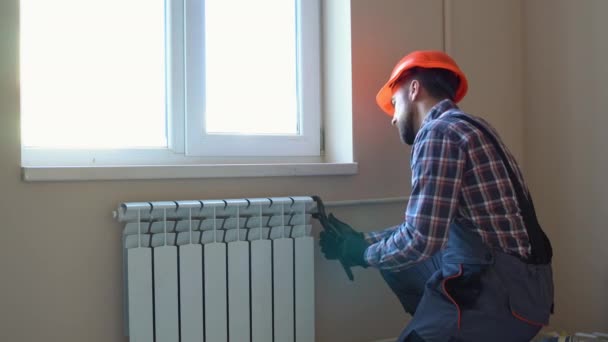 Plombier Installation Radiateur Dans Nouvel Appartement — Video