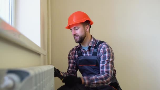 Plombier Installation Radiateur Dans Nouvel Appartement — Video