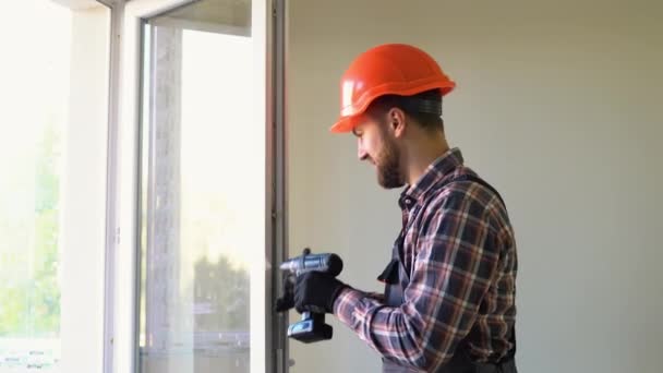 Будівельник Встановлює Перевіряє Вікно Пвх Або Двері Будинку — стокове відео