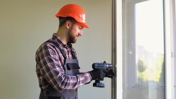 Trabajador Profesional Construcción Instalando Ventana Puerta Pvc Casa Handyman Fijando — Vídeos de Stock