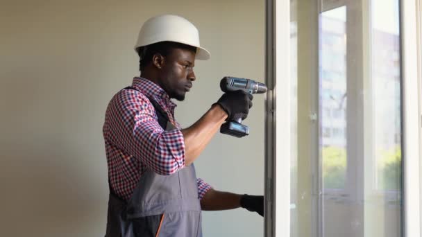 Trabajador Negro Instalando Comprobando Ventana Puerta Casa — Vídeo de stock
